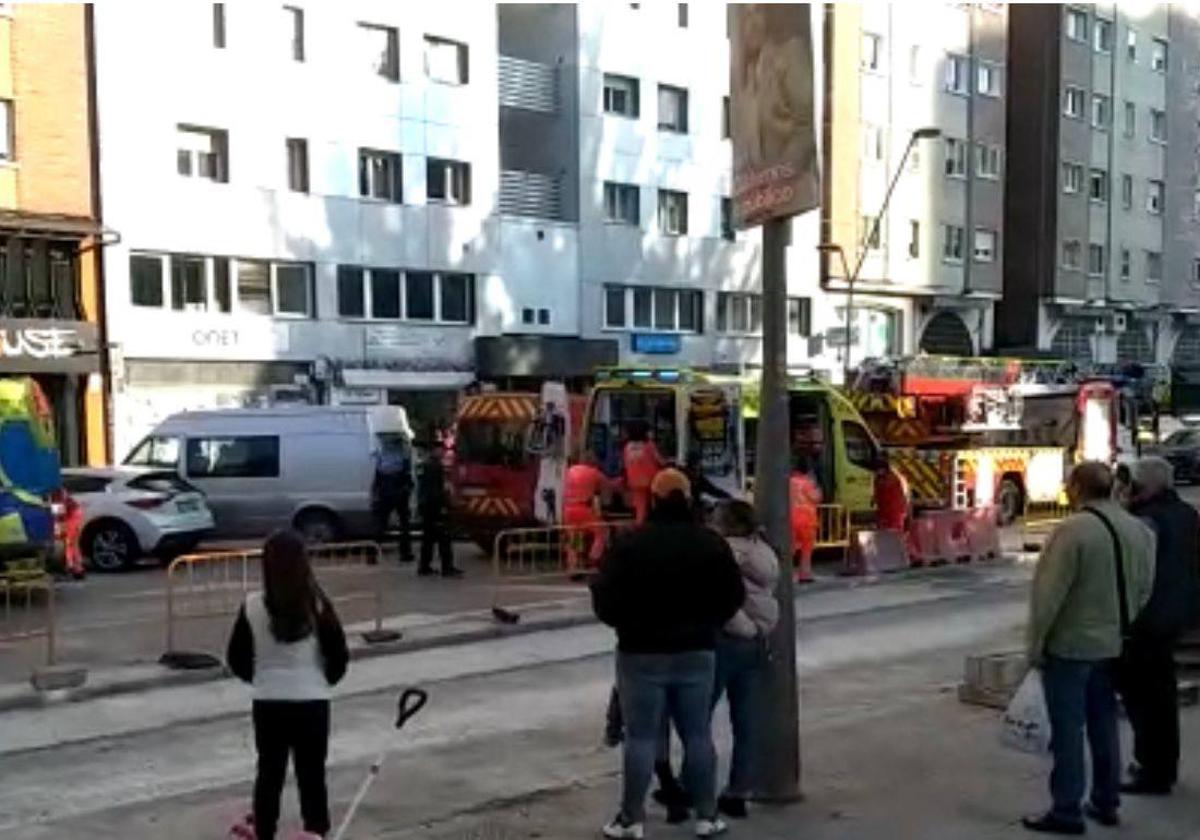 Momento en el que el joven era trasladado en la ambulancia al hospital de Burgos.