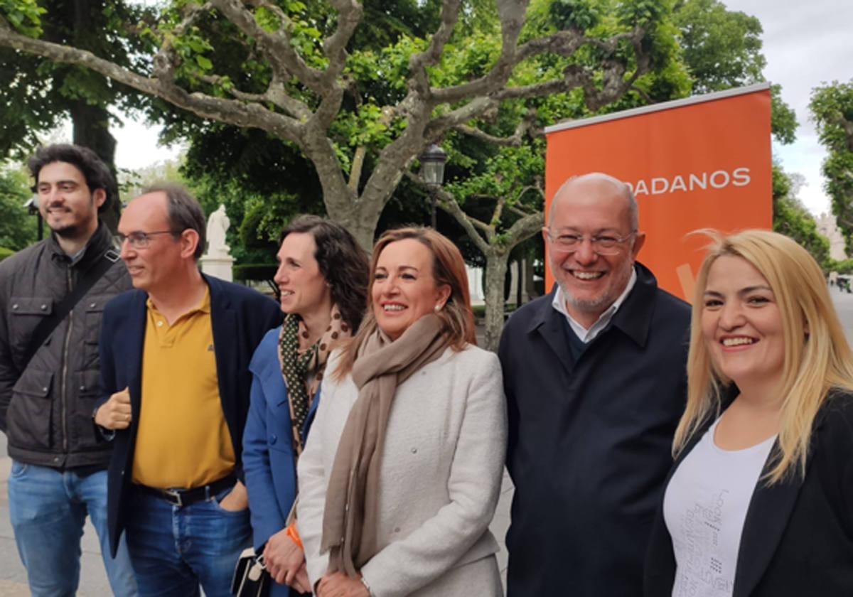 Francisco Igea (2º por la dcha.) con candidata de la formación a la Alcaldía de Burgos, Rosario Pérez .