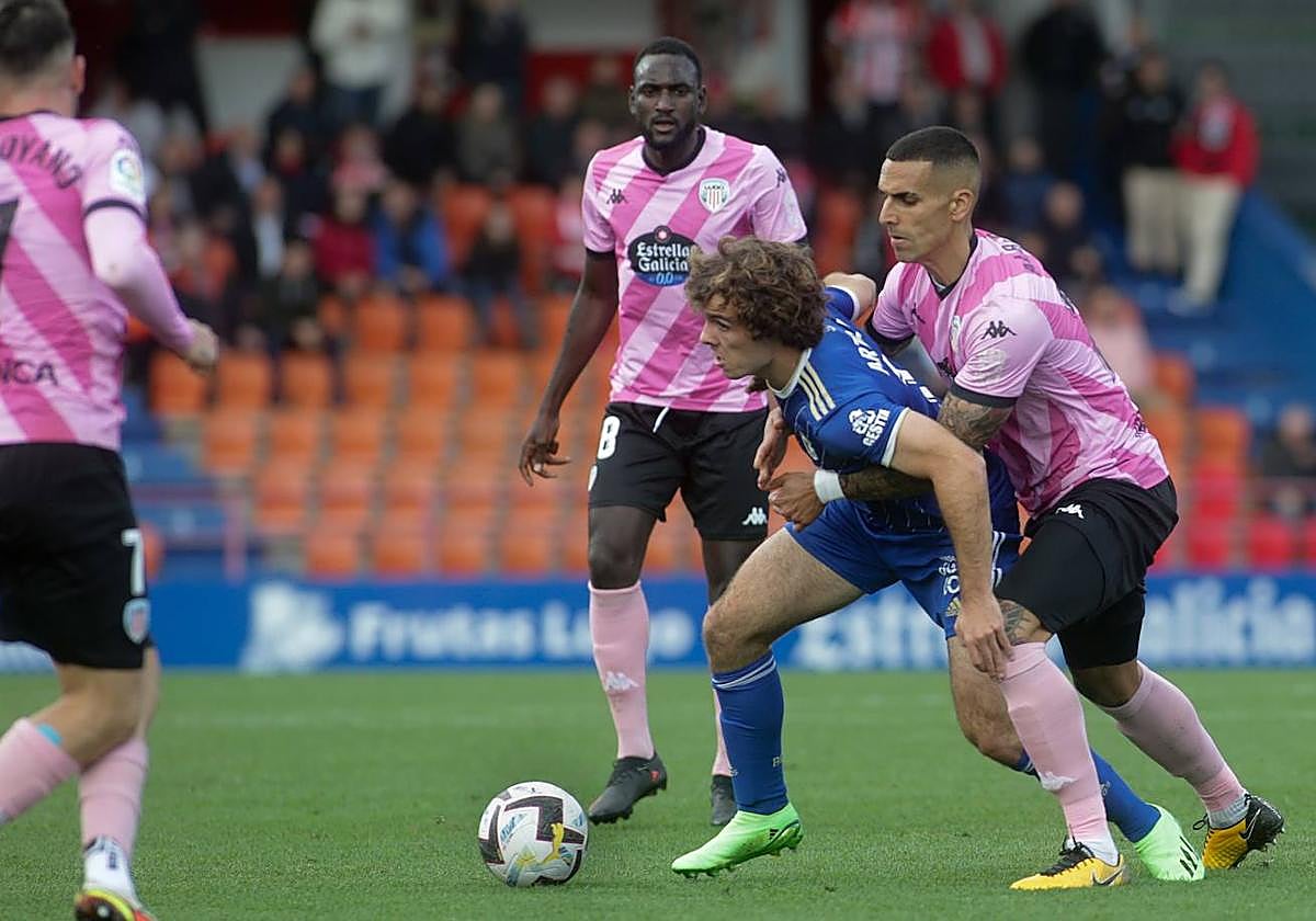 Artola rodeado por la defensa del Lugo en el partido de la primera vuelta.