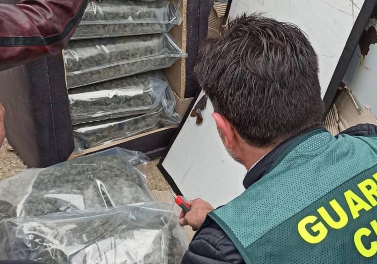 La Guardia Civil hallaba la droga escondida entre el mobiliaria embalado que transportaba.