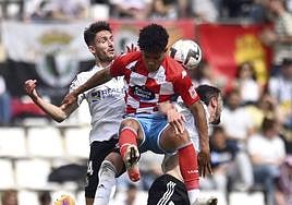 Pugna entre tres jugadores por hacerse con el balón