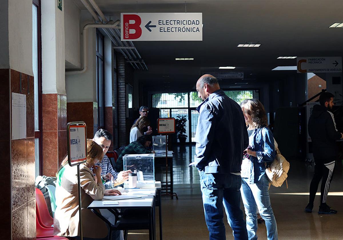 Una pareja de burgaleses acude a votar