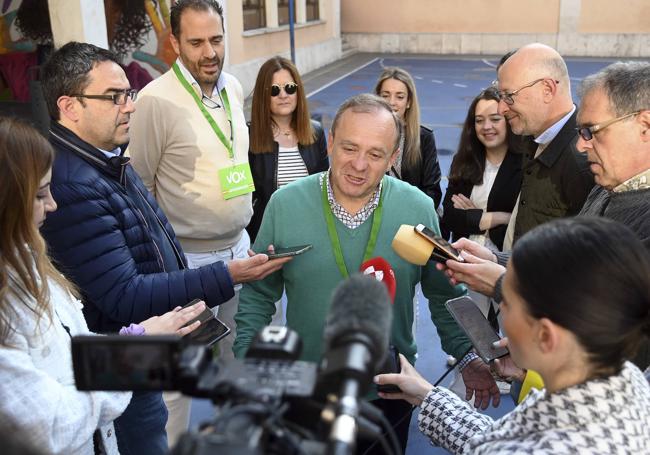 Fernándo Martínez-Acitores ha acudido acompañado por miembros de su equipo.