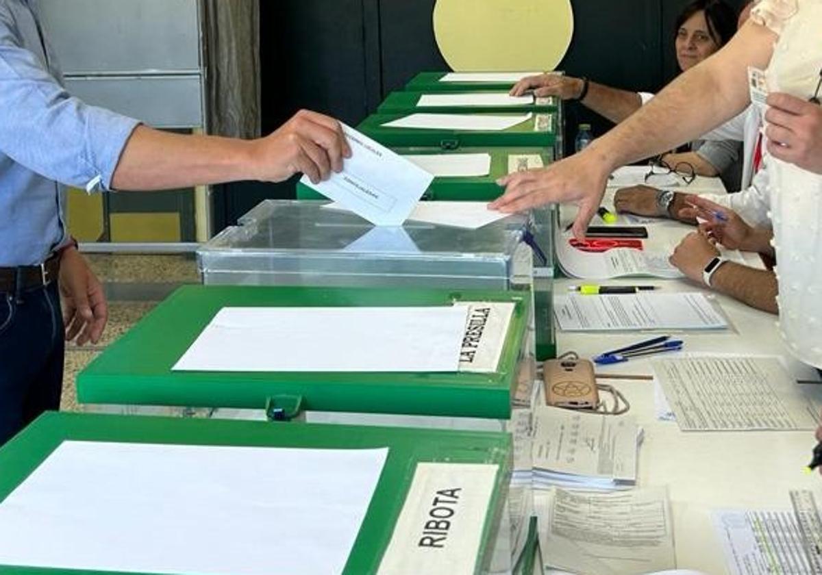 Mesa electoral en Villasana de Mena con siete urnas correspondientes a sus pedanías.