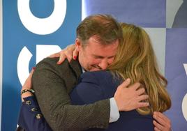 Borja Suárez, fundido en un abrazo con Cristina Ayala, candidata por Burgos.