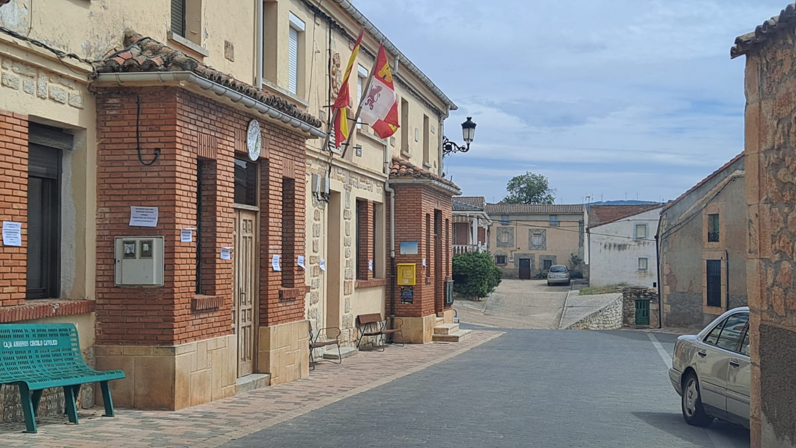 Carteles en el Ayuntamiento de Fuentenebro.