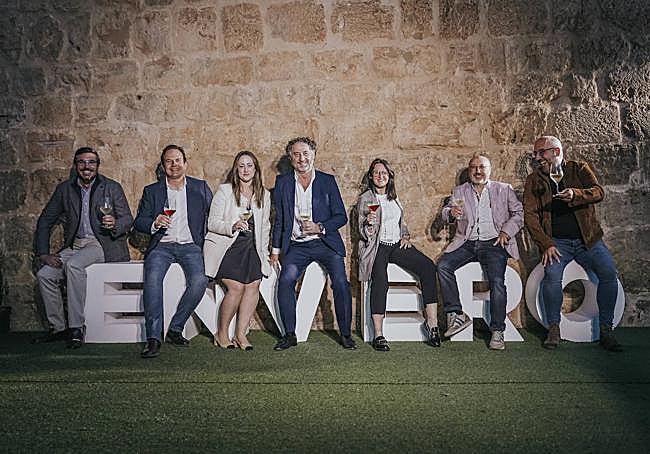 Premiados en los Premios Envero 2023, brindando.