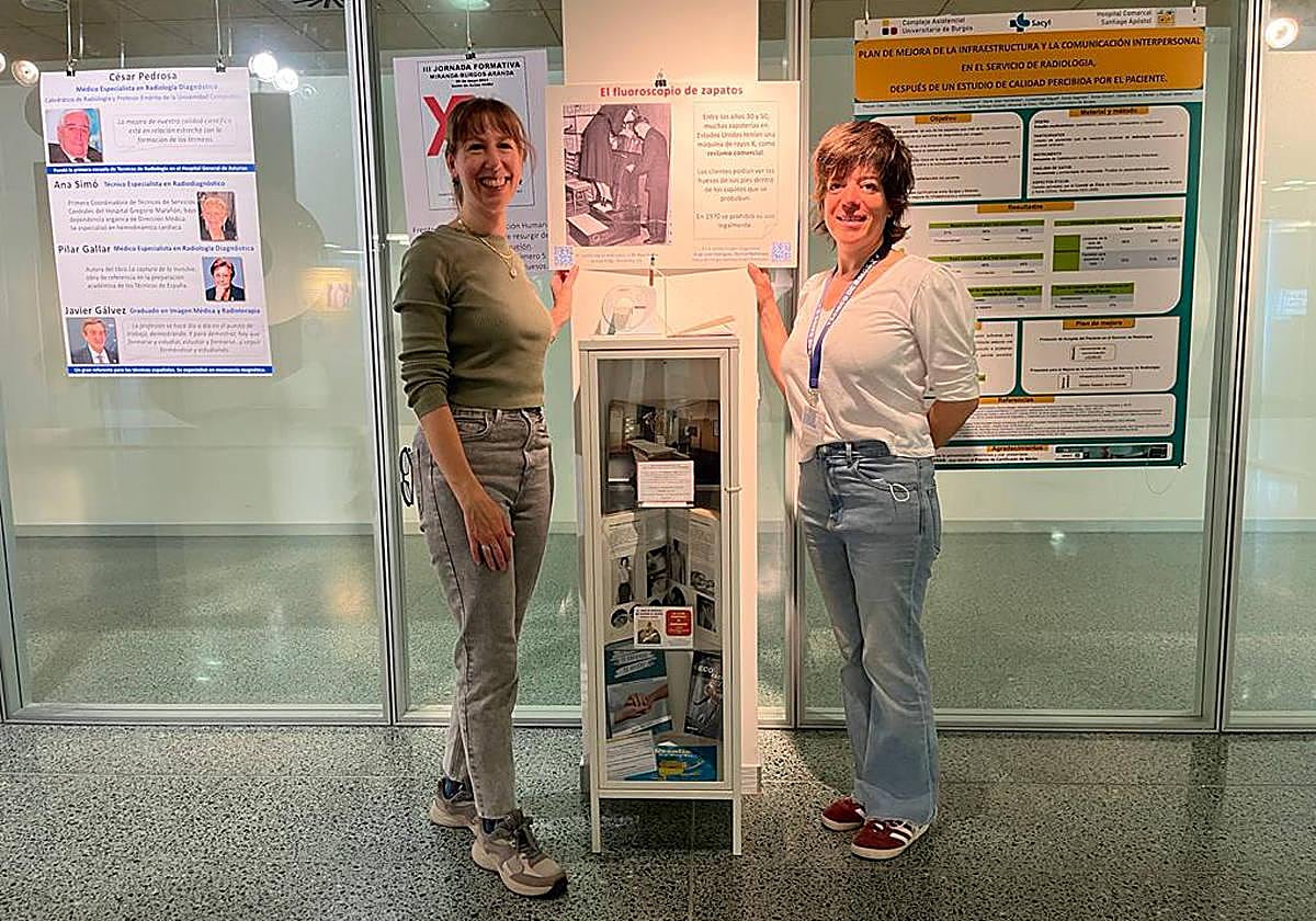 Imagen de la exposición, junto a las organizadoras.