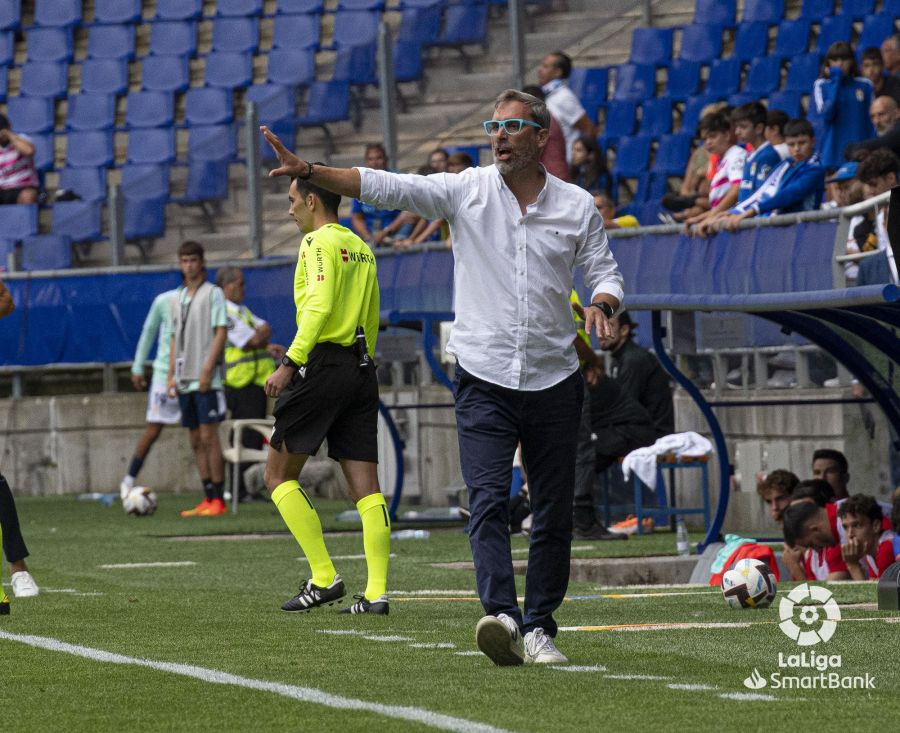 Jon Pérez Bolo durante un partido esta temporada dirigiendo al Real Oviedo.