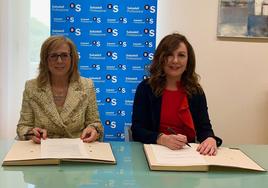 Emiliana Molero, secretaria general de FAE (izda.) y la directora regional de Castilla y León de Banco Sabadell, Cristina Santos, tras la firma del convenio.