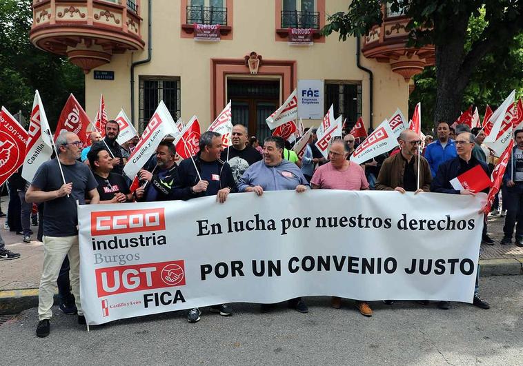 Trabajadores y sindicatos durante la protesta de este lunes.