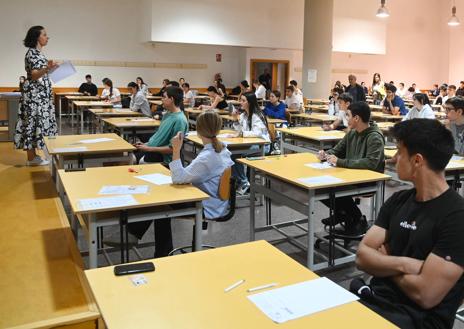 Imagen secundaria 1 - Inicio de la EBAU en Burgos este martes. 