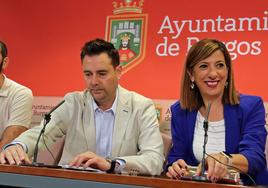 El alcalde de Burgos, Daniel de la Rosa, con la portavoz socialista, Nuria Barrio.