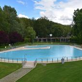 La lluvia inaugura la piscina de verano en San Amaro