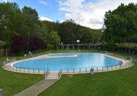 La lluvia repiquetea sobre el agua de la piscina Marta Fernández en Burgos.