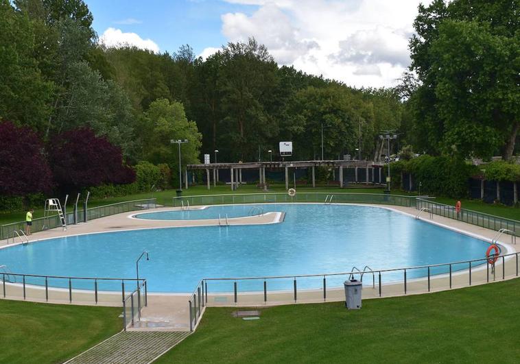 La lluvia repiquetea sobre el agua de la piscina Marta Fernández en Burgos.