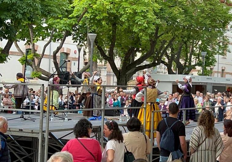 Los grupos de danzas han amenizado la tarde en la Plaza de San Agustín.