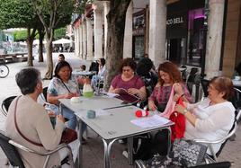 Un grupo de burgalesas han celebrado el Día de Tejer en Público.