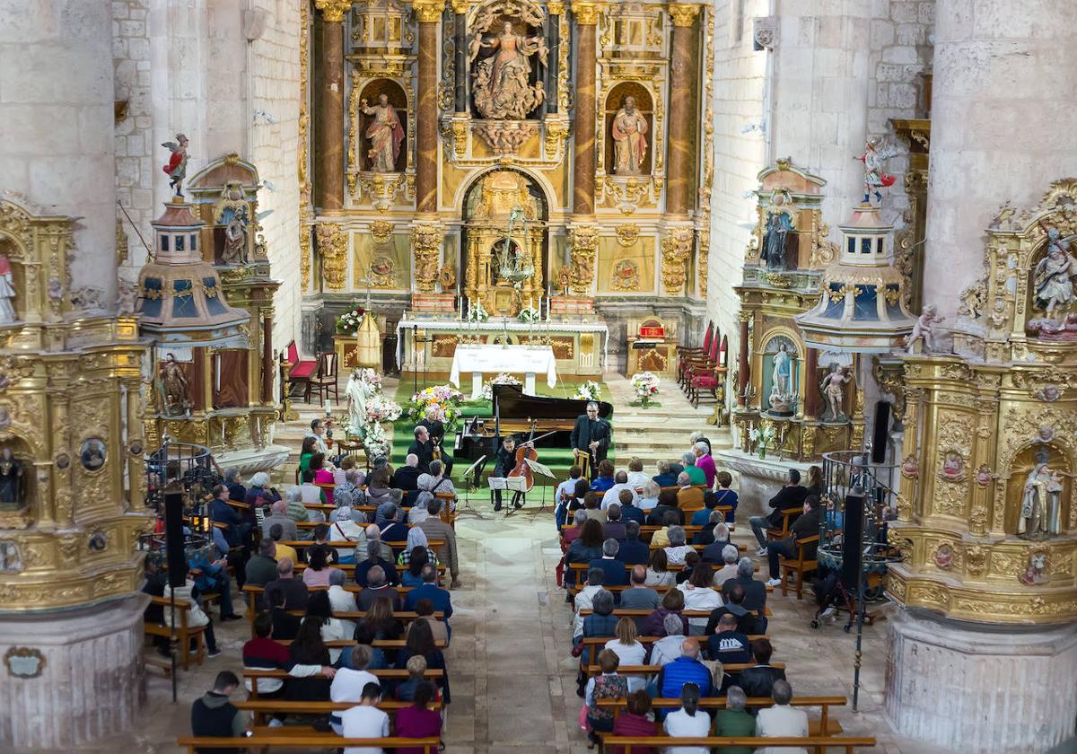 La iglesia de la Asunción de Villahoz ha acogido uno de los conciertos del ciclo Soledad Sonora.