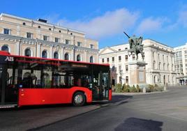 Un autobús urbano transita por el centro de Burgos