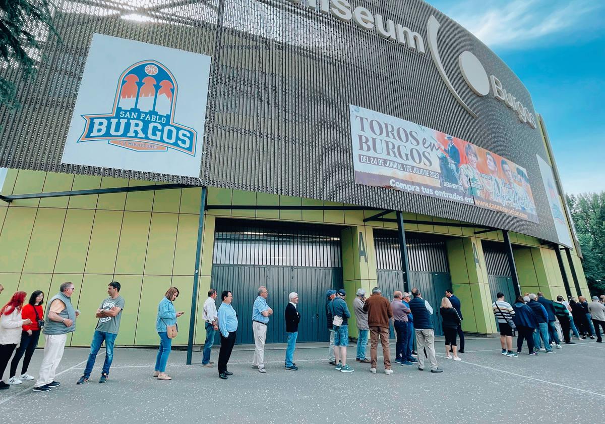 Largas colas en el Coliseum para adquirir las entradas de la feria taurina.