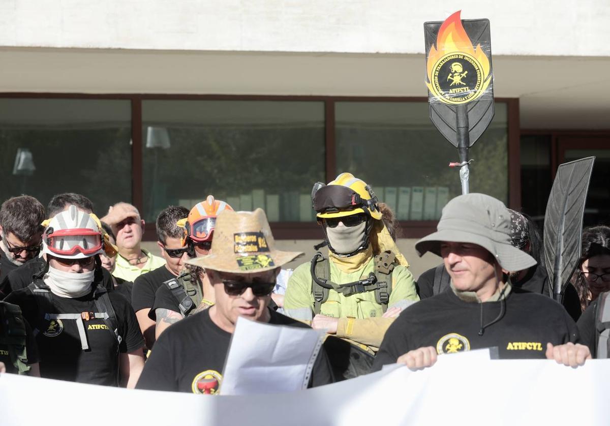 Los trabajadores de incendios forestales durante una protesta frente a las Cortes.