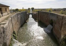 Canal de Castilla a su paso por Frómista.