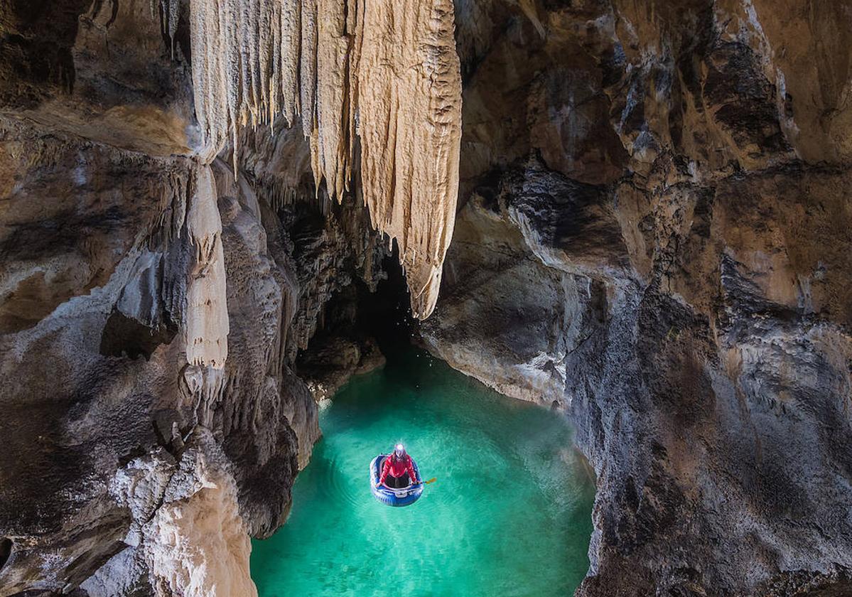 Cueva Racino en el Complejo Kárstico de Ojo Guareña.