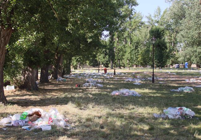 Por donde ya han trabajado los operarios se nota en los montones de basura hechos para falicitar la recogida.