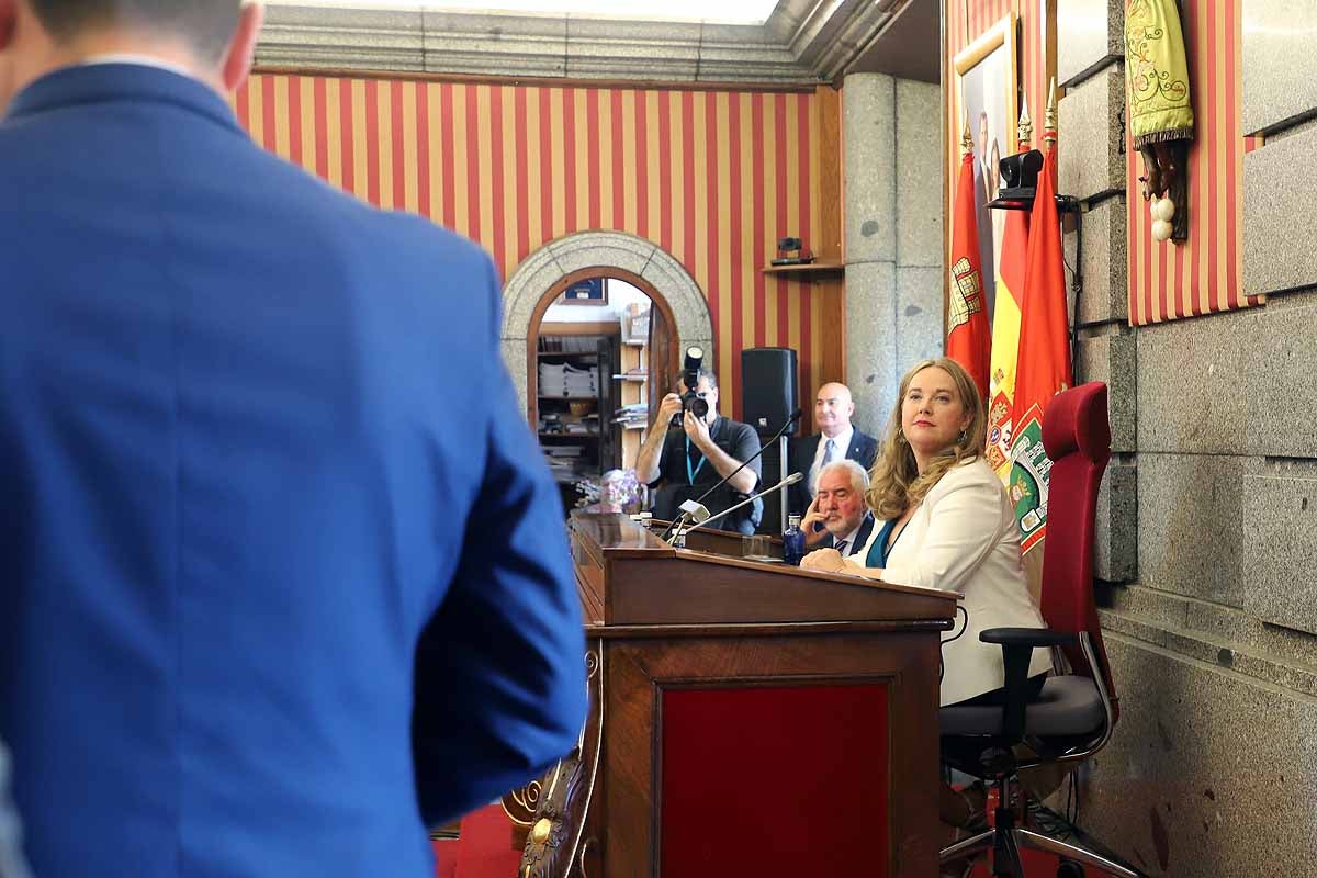 Cristina Ayala escucha a Daniel de la Rosa, anterior regidor, en su discurso en el pleno de investidura.