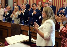 Cristina Ayala con el bastón de mando tras ser investida alcaldesa de Burgos.