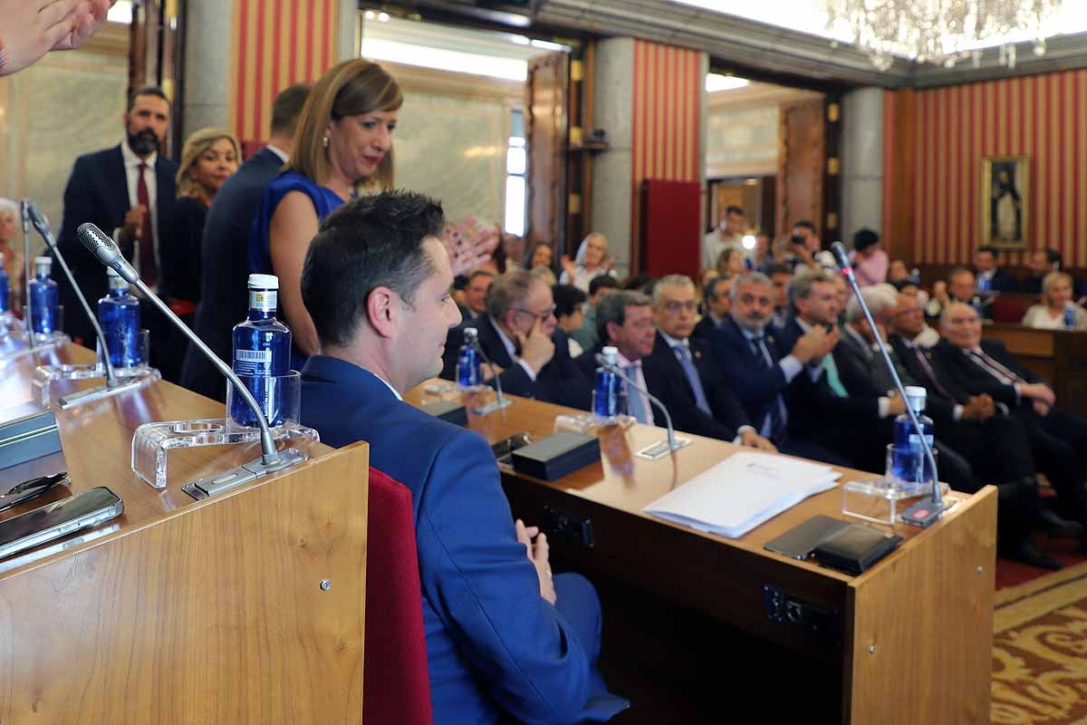 De la Rosa (PSOE) ha recriminado a Cristina Ayala, actual alcaldesa, no cumplir su palabra de dejar gobernar a la lista más votada. La bancada socialista aplaude a De la Rosa