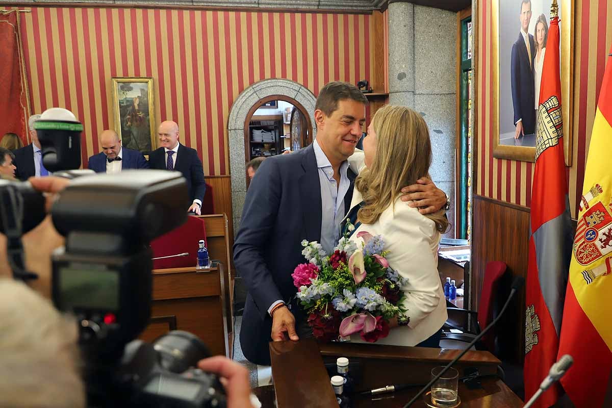 Ángel Ibáñez, candidato del PP al Congreso de los Diputados, felicita a la alcaldesa Ayala.