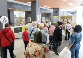 Colas en una oficina de Correos para solicitar el voto por correo.