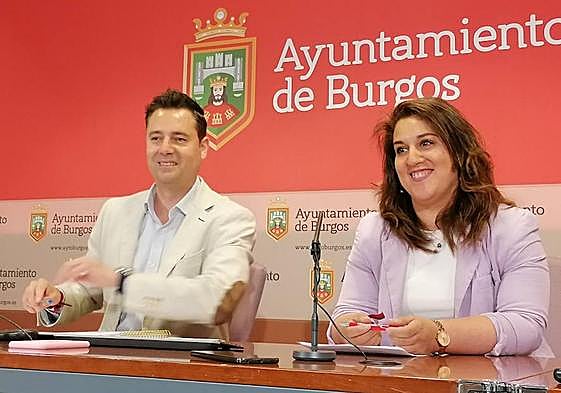 La concejala Estrella Paredes ha comparecido con el portavoz del PSOE en el Ayuntamiento de Burgos y exalcalde, Daniel de la Rosa.
