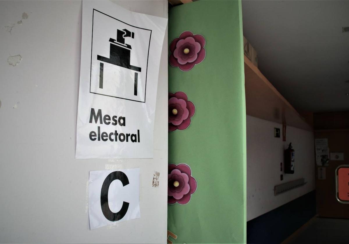 Cartel indicativo de una mesa electoral en Burgos en las elecciones municipales celebradas el pasado 28 de mayo