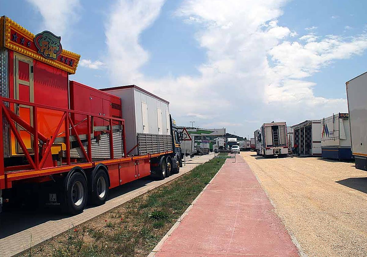 La calle Laredo de Villatoro vuelve a acoger las barracas de los Sampedros