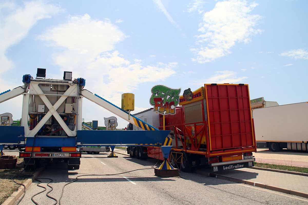 La calle Laredo de Villatoro vuelve a acoger las barracas de los Sampedros