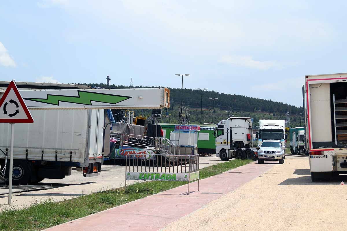 La calle Laredo de Villatoro vuelve a acoger las barracas de los Sampedros