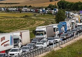 Atasco en la AP-1 este lunes.