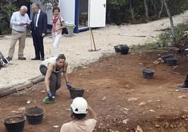 La campaña de excavaciones comenzó el 17 de junio, pero hoy se ha realizado la visita oficial a los yacimientos donde se han presentado los recientes hallazgos.