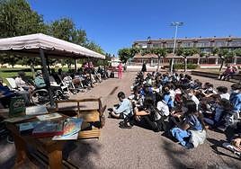 Los alumnos de Maristas con las personas mayores del Centro Gerontológico de Burgos.