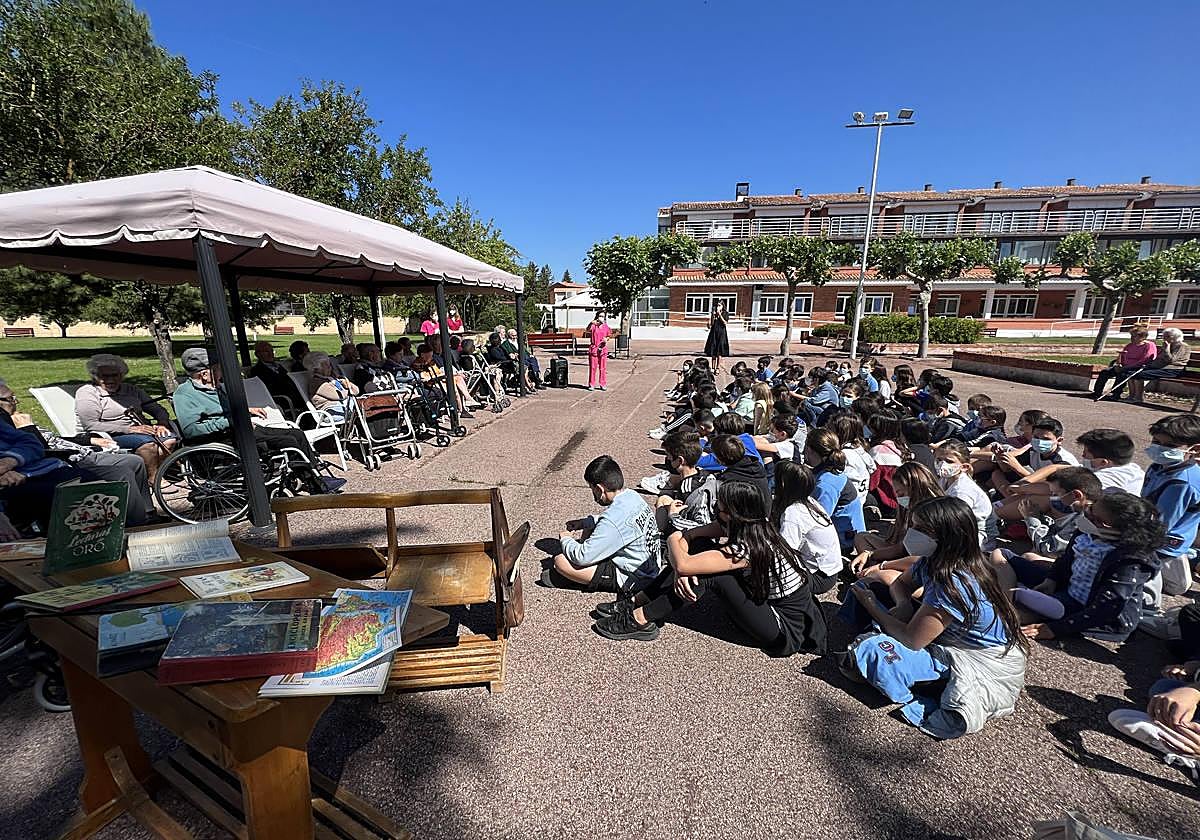 Los alumnos de Maristas con las personas mayores del Centro Gerontológico de Burgos.