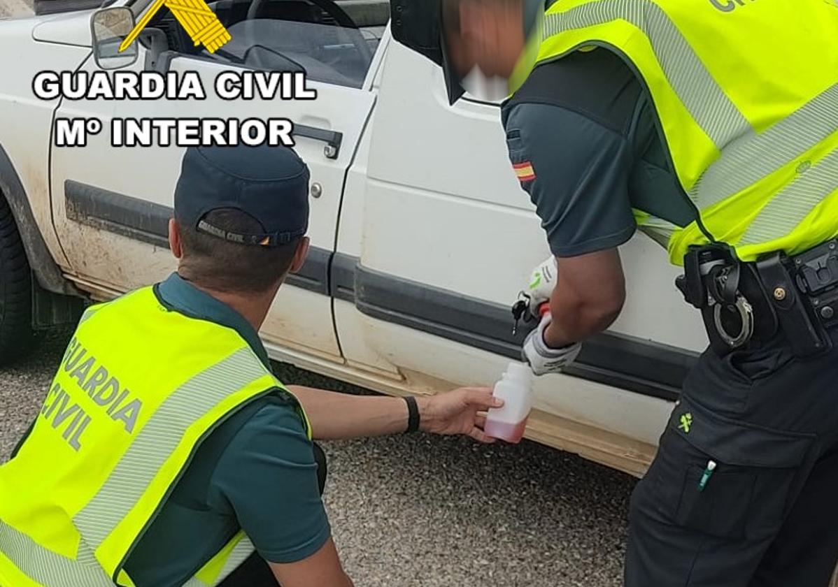 Momento en el que la Guardia Civil hace la comprobación al vehículo.