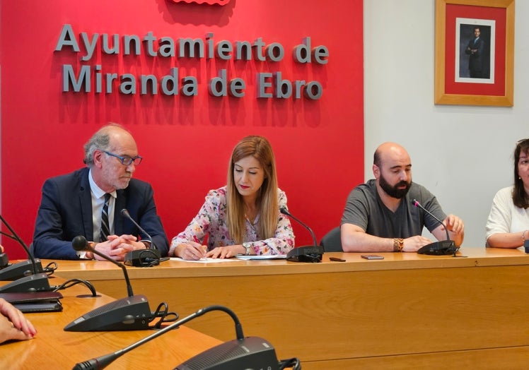 Imagen principal - La alcaldesa de Miranda presenta el nuevo equipo del Gobierno de coalición