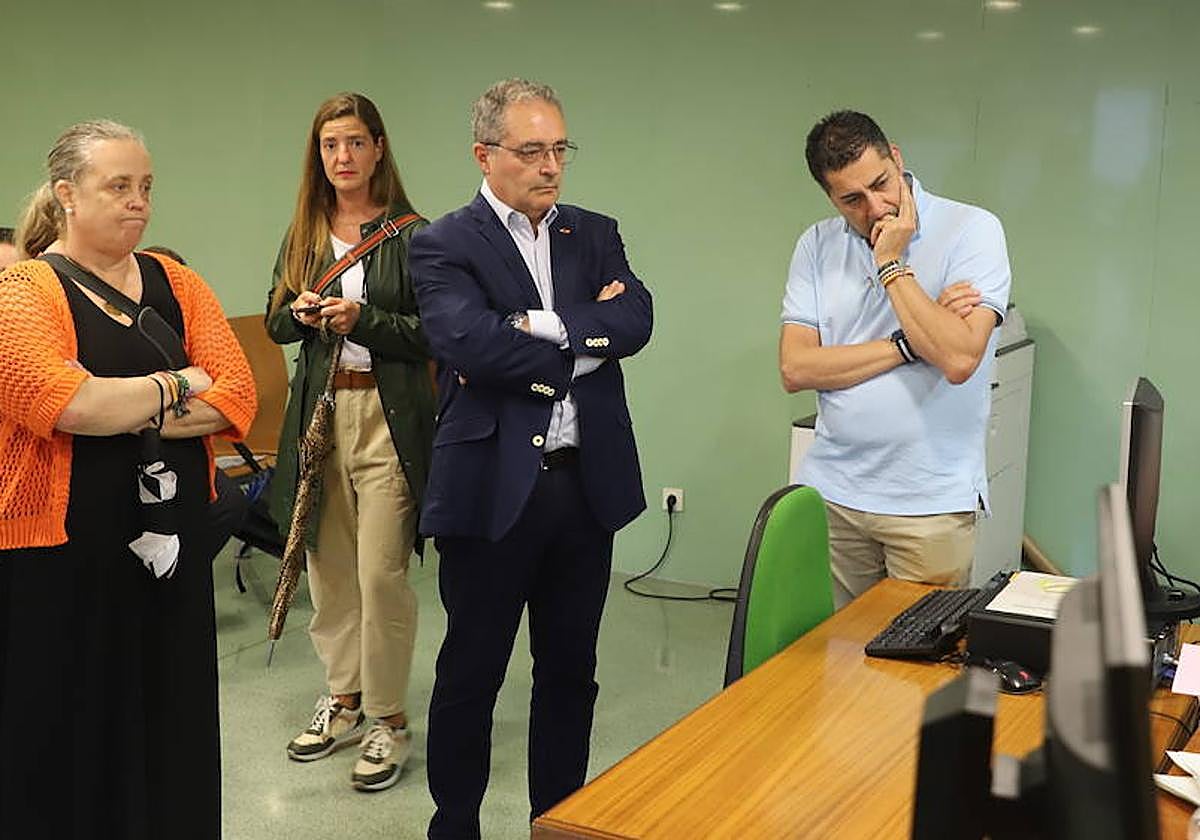 Miembros de Vox, con Ángel Martín en el centro, esperan el escrutinio de la votación.