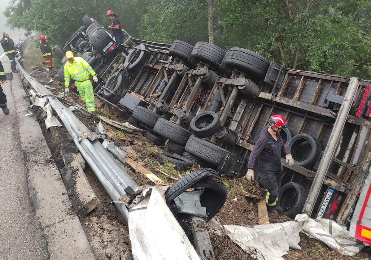 El camión ha quedado completamente volteado tras el accidente