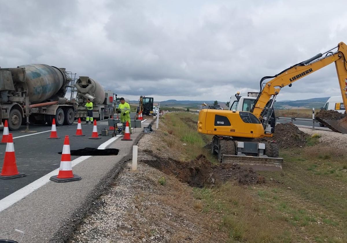 El socavón afecta al carril rápido de la AP-1