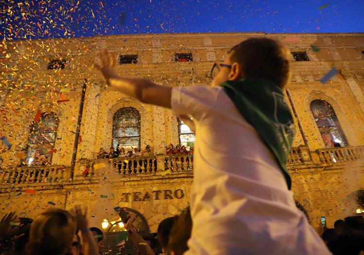 La serpentina ha puesto el punto de color y el punto final a los actos institucionales.