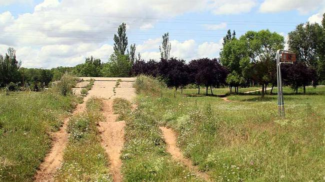 Imagen antes - Los saltos han desaparecido debajo de la hierba.